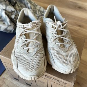 Adidas ozweego beige cream size 7.5 women